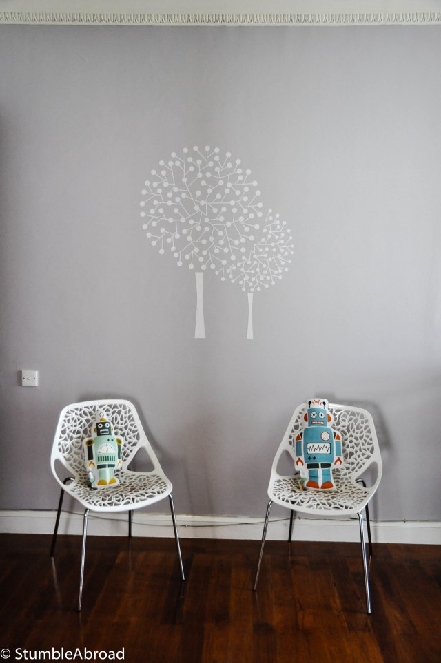 We decided to have a "floating" tree because we usually Joshua's crib there. In preparation for Dany's visit we have a couple of chairs. 